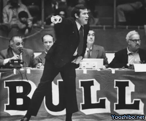 1970-71赛季,迪克-莫塔如何引领芝加哥<a href=/lanqiubofang/bulls/ target=_blank class=infotextkey>公牛</a>队逆袭,揽获最佳教练殊荣
