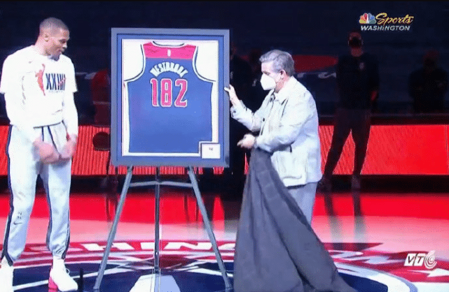 三消息，老板送威少纪念球衣，詹姆斯掉出MVP榜，皮蓬小女友曝光