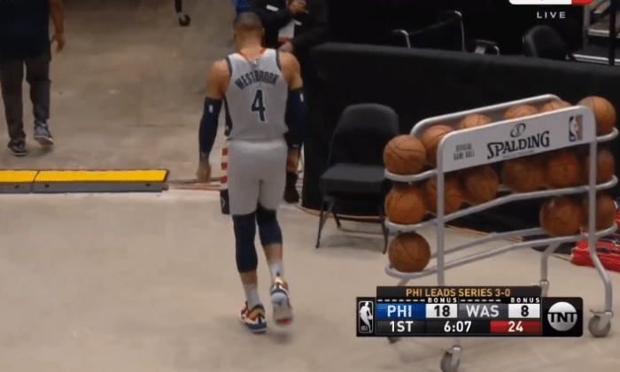 恩比德伤退！摔伤背部沮丧离场后因伤退赛，一直留在更衣室接受治疗