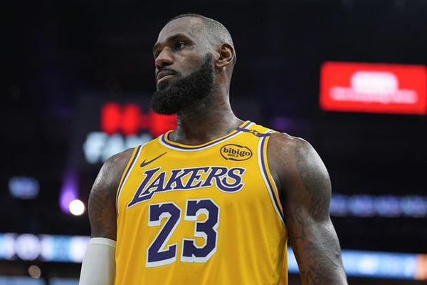 湖人爆冷负黄蜂，41岁詹姆斯刷新多项纪录成唯一慰藉