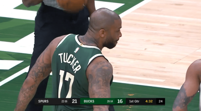 0分3板1帽0断！塔克正式完成雄鹿首秀，替补上场12分钟+仅1投