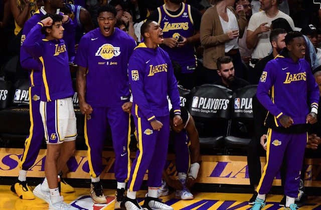 35-9！湖人平77年神迹，三巨头24分大爆发，狄龙遭打脸神情绝望