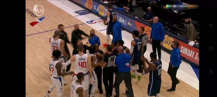 场边发呆？莫里斯被罚下狂跳，助教提醒后，卢指导不再淡定忙挑战